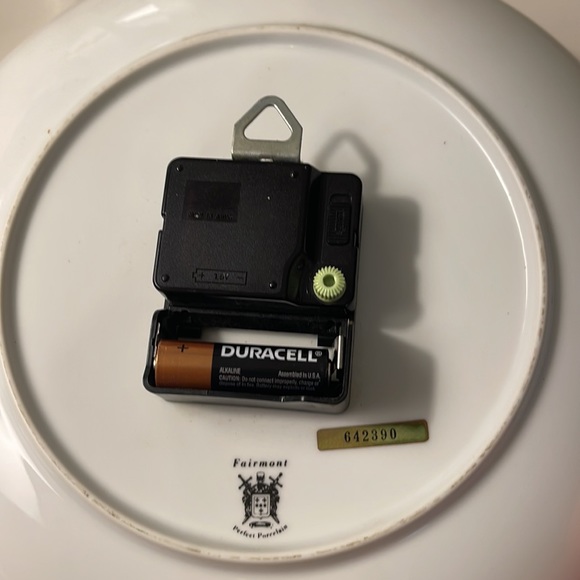 Vintage Norman Rocwell plate wall clock with gold rim. - Picture 4 of 6